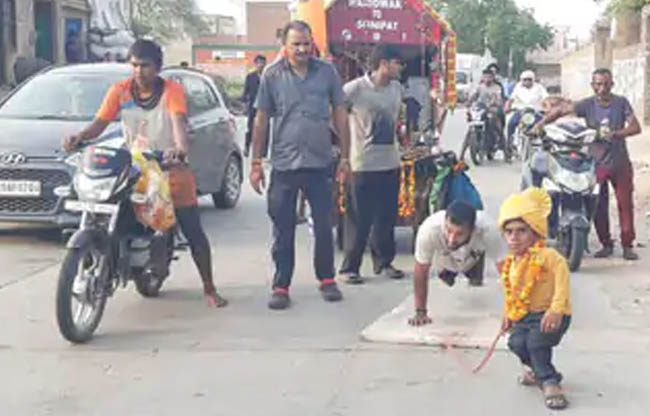 सोनीपत: दिव्वांग मोहत कांवड लेकर आते हुए सोनीपत: दिव्वांग मोहत कांवड लेकर आते हुए