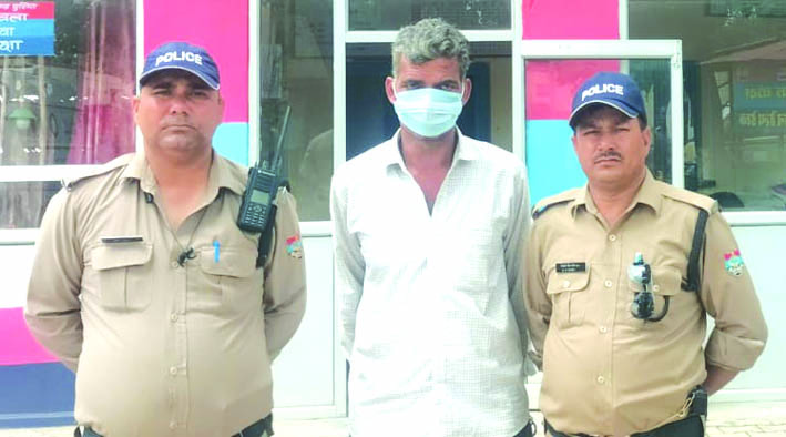 पुलिस गिरफ्त में आरोपित पुलिस गिरफ्त में आरोपित