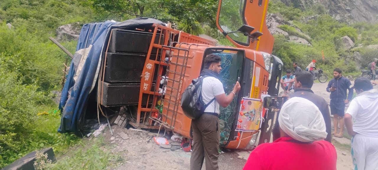 घायलों को 108 एंबुलेंस की मदद से पहुंचा जा रहा जिला अस्पताल घायलों को 108 एंबुलेंस की मदद से पहुंचा जा रहा जिला अस्पताल