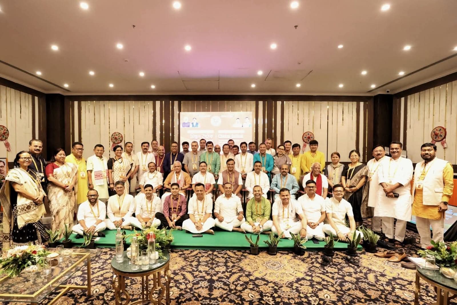 असम प्रदेश भाजपा की दो दिवसीय चिंतन बैठक में शीर्ष नेताओं की भागीदारी की तस्वीर। असम प्रदेश भाजपा की दो दिवसीय चिंतन बैठक में शीर्ष नेताओं की भागीदारी की तस्वीर।