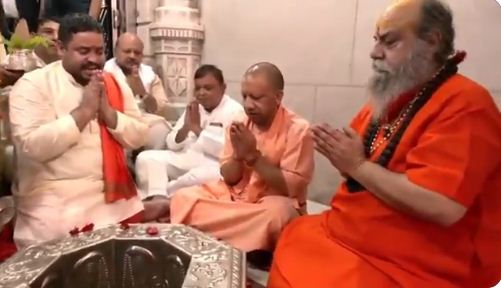 मंदिर में पूजा करते मुख्यमंत्री योगी आदित्यनाथ