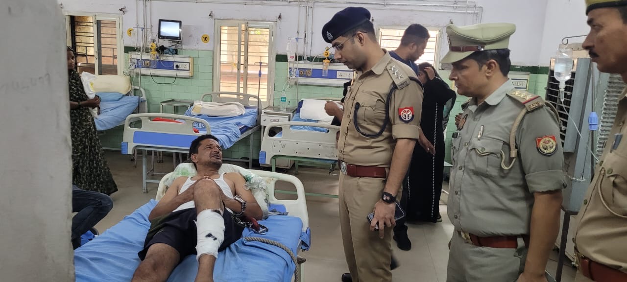 जिला अस्पताल में बदमाश से पूछताछ करते सीओ प्रथम