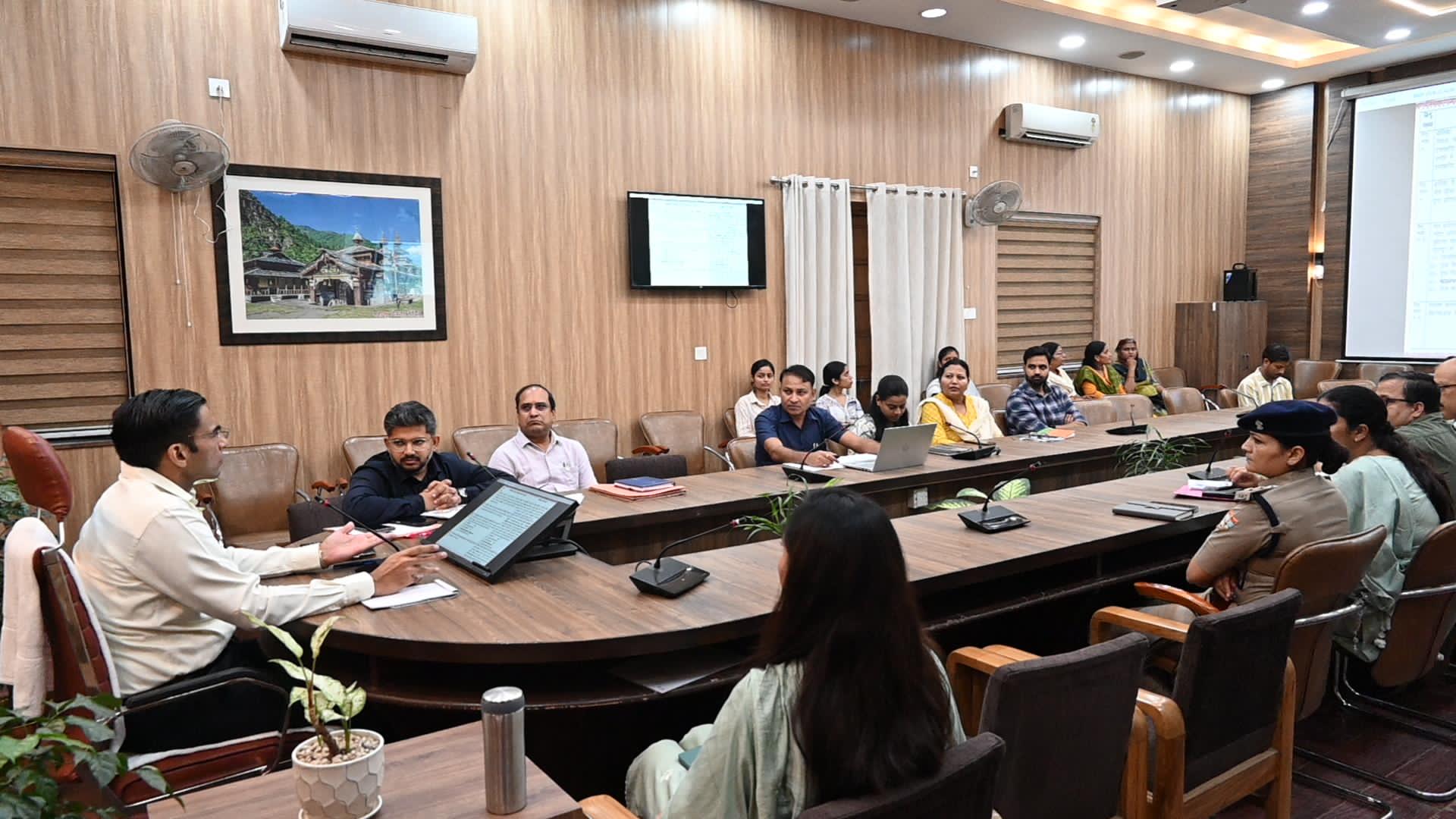 देहरादून जिलाधिकारी सविन बंसल बैठक लेते।