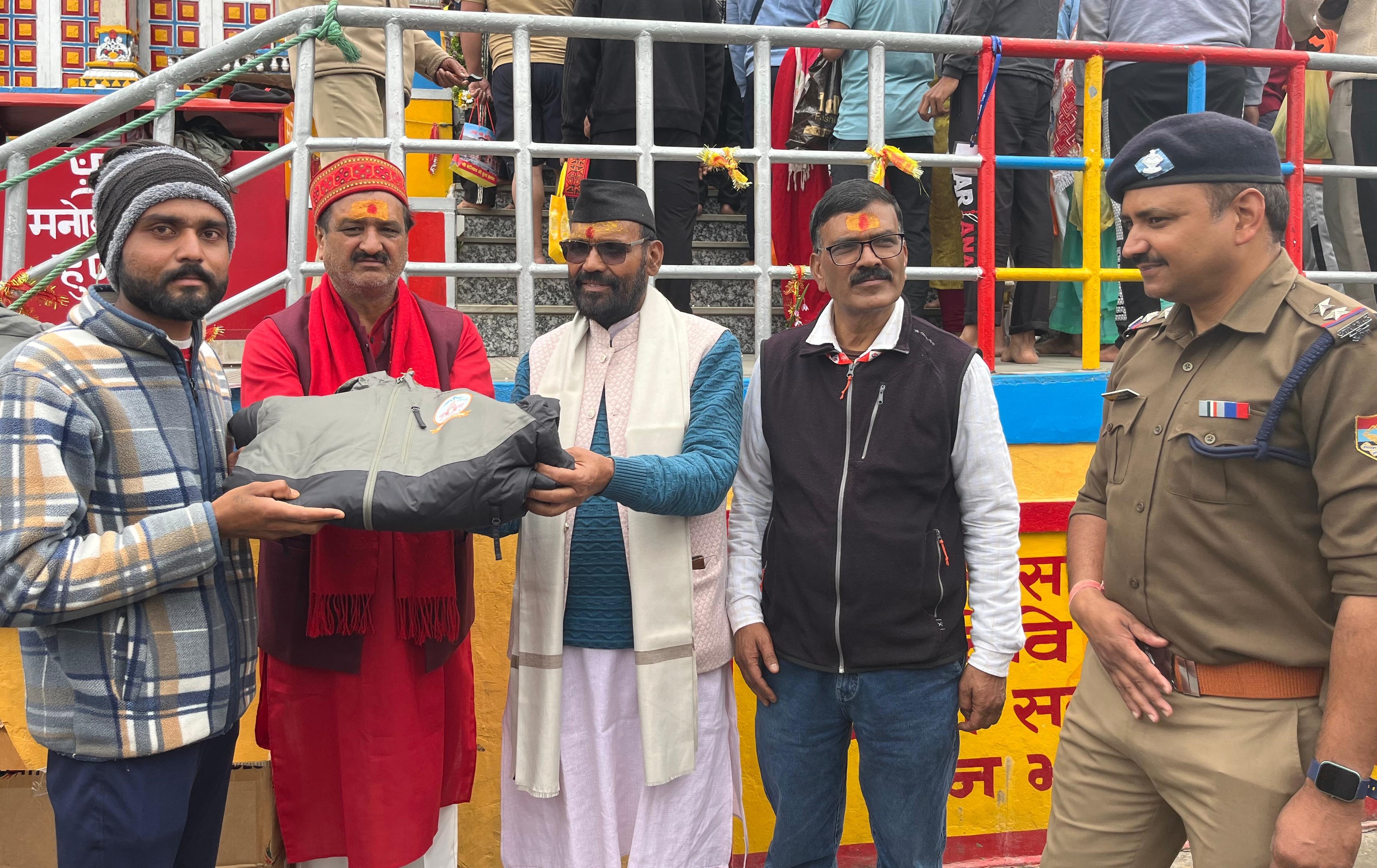 बदरीनाथ में पर्यावरण मित्रों को सम्मानित करते हुए बीकेटीसी उपाध्यक्ष ऋषि प्रसाद सती। बदरीनाथ में पर्यावरण मित्रों को सम्मानित करते हुए बीकेटीसी उपाध्यक्ष ऋषि प्रसाद सती।