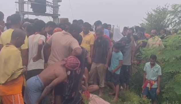 लाश देखते ग्रामीण लाश देखते ग्रामीण