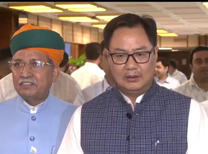 सर्वदलीय बैठक के बाद मीडिया को संबोधित करते हुए संसदीय कार्य मंत्री किरेन रिजिजू सर्वदलीय बैठक के बाद मीडिया को संबोधित करते हुए संसदीय कार्य मंत्री किरेन रिजिजू