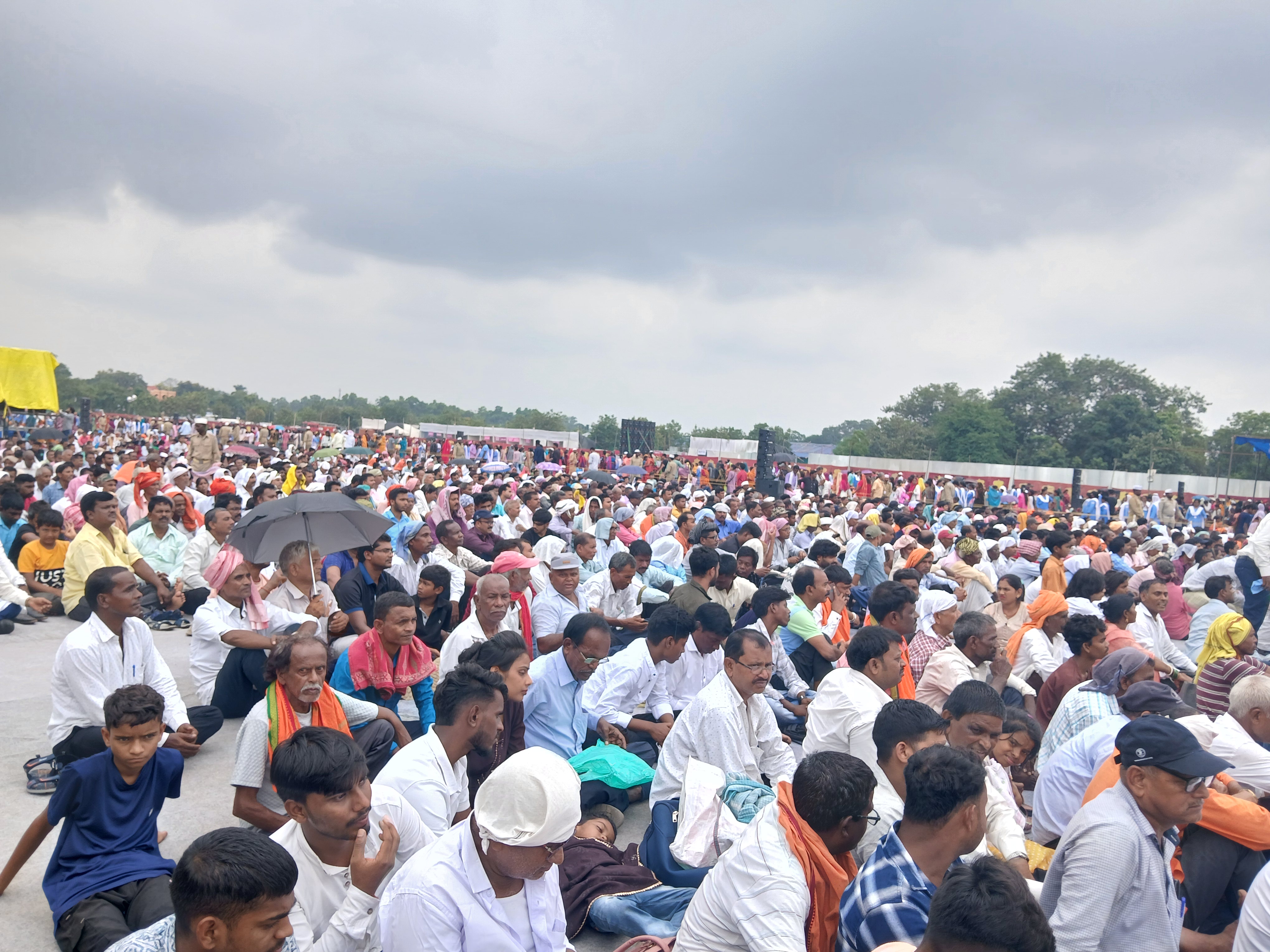 सद्गुरु समागम में पहुंचे भक्तों की भीड़ सद्गुरु समागम में पहुंचे भक्तों की भीड़