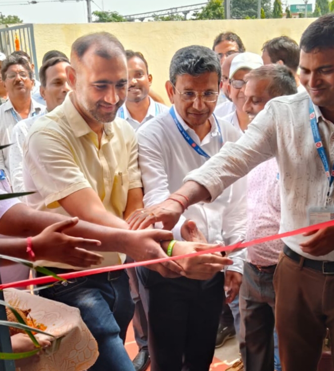उद्घाटन करते डीआरएम और अन्य