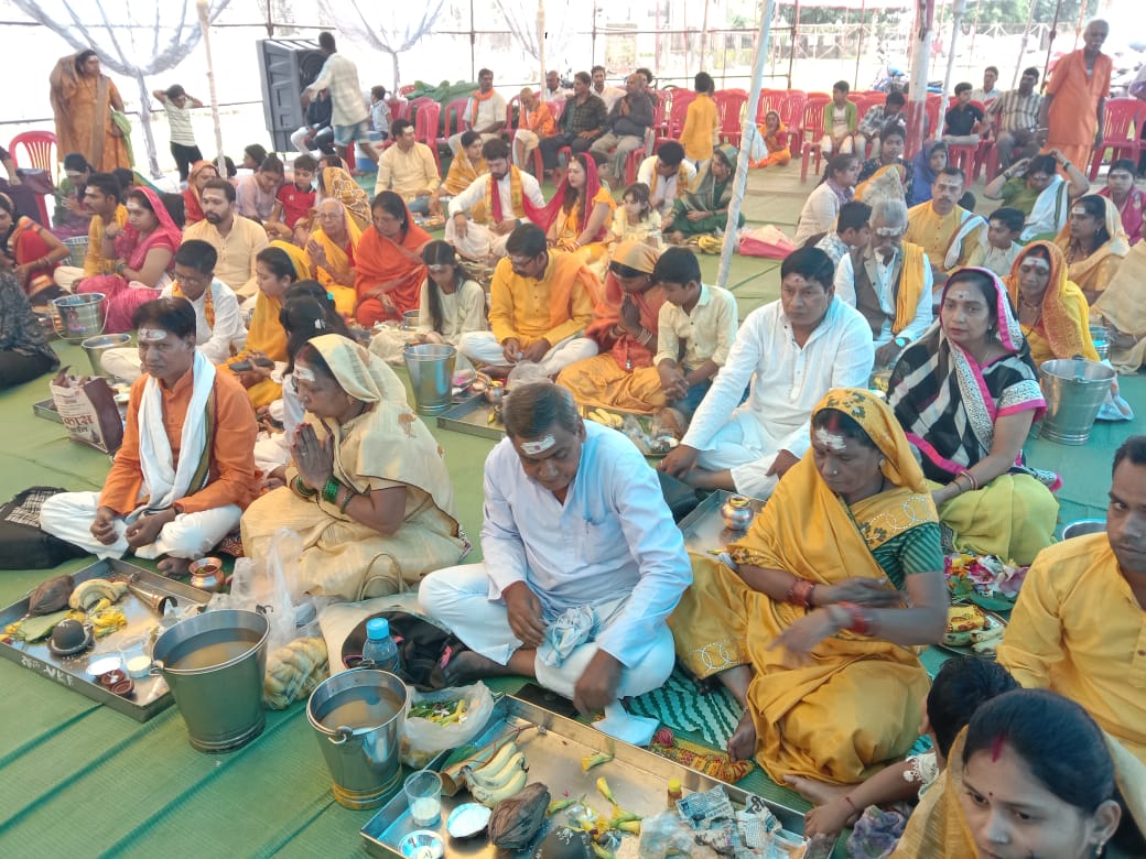 पार्थिव शिवलिंग पूजन करते हुए श्रध्दालु। पार्थिव शिवलिंग पूजन करते हुए श्रध्दालु।