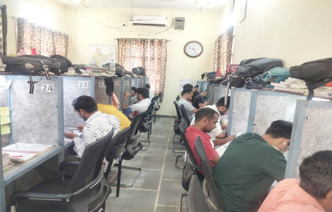 सोनीपत: अतुल्य लाइब्रेरी में अध्ययन करते हुए युवक सोनीपत: अतुल्य लाइब्रेरी में अध्ययन करते हुए युवक