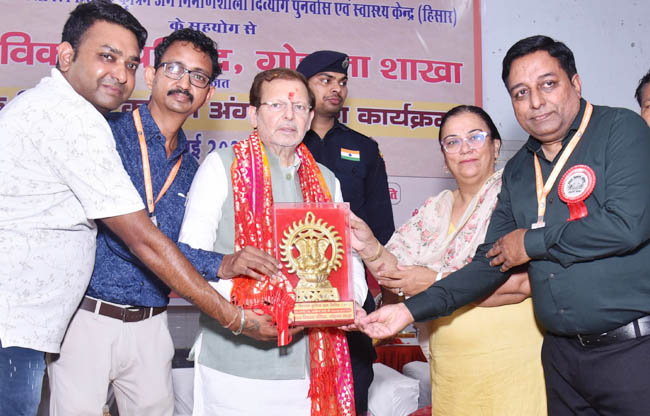 मंत्री डा. अरविंद शर्मा   मंत्री डा. अरविंद शर्मा को सम्मानित करते हुए आयोजक