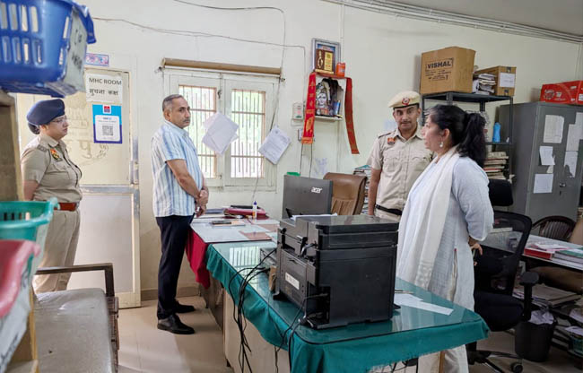सोनीपत: पुलिस आयुक्त और एडीजीपी ममता सिंह थाना शहर गोहाना में औचक निरीक्षण करते हुए