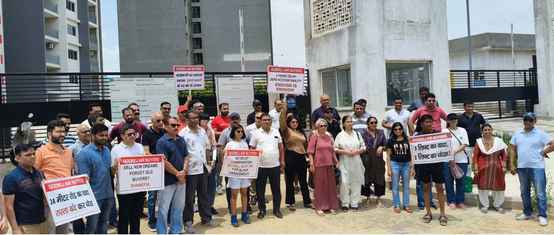 गुरुग्राम के सेक्टर-85 में गोदरेज एयर सोसायटी में बुक कराए गए फ्लैट नहीं दिए जाने पर बिल्डर के खिलाफ रोष प्रदर्शन करते खरीदार। गुरुग्राम के सेक्टर-85 में गोदरेज एयर सोसायटी में बुक कराए गए फ्लैट नहीं दिए जाने पर बिल्डर के खिलाफ रोष प्रदर्शन करते खरीदार।