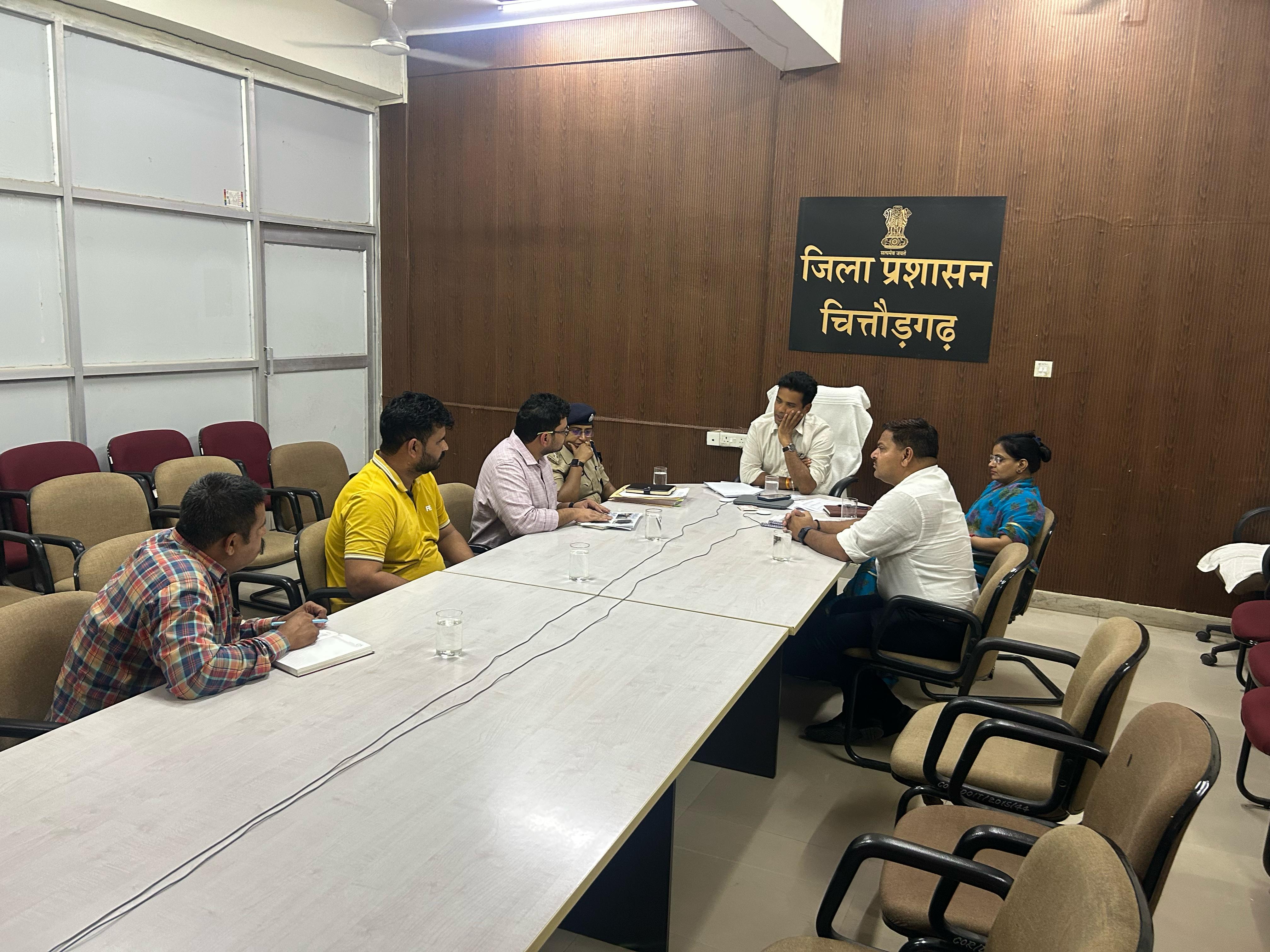 चित्तौड़गढ़ में रविवार को एनएचआई के अधिकारियों की बैठक लेते जिला कलक्टर। चित्तौड़गढ़ में रविवार को एनएचआई के अधिकारियों की बैठक लेते जिला कलक्टर।