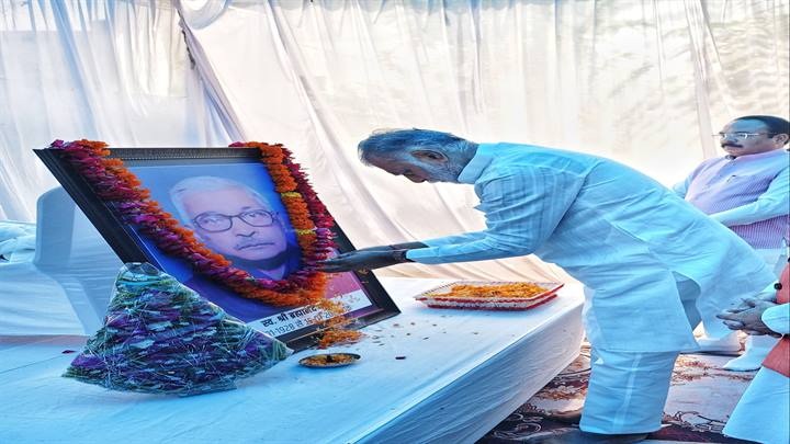 प्रभारी मंत्री ने स्वर्गीय ब्रम्हानंद यादव को दी श्रद्धांजलि प्रभारी मंत्री ने स्वर्गीय ब्रम्हानंद यादव को दी श्रद्धांजलि