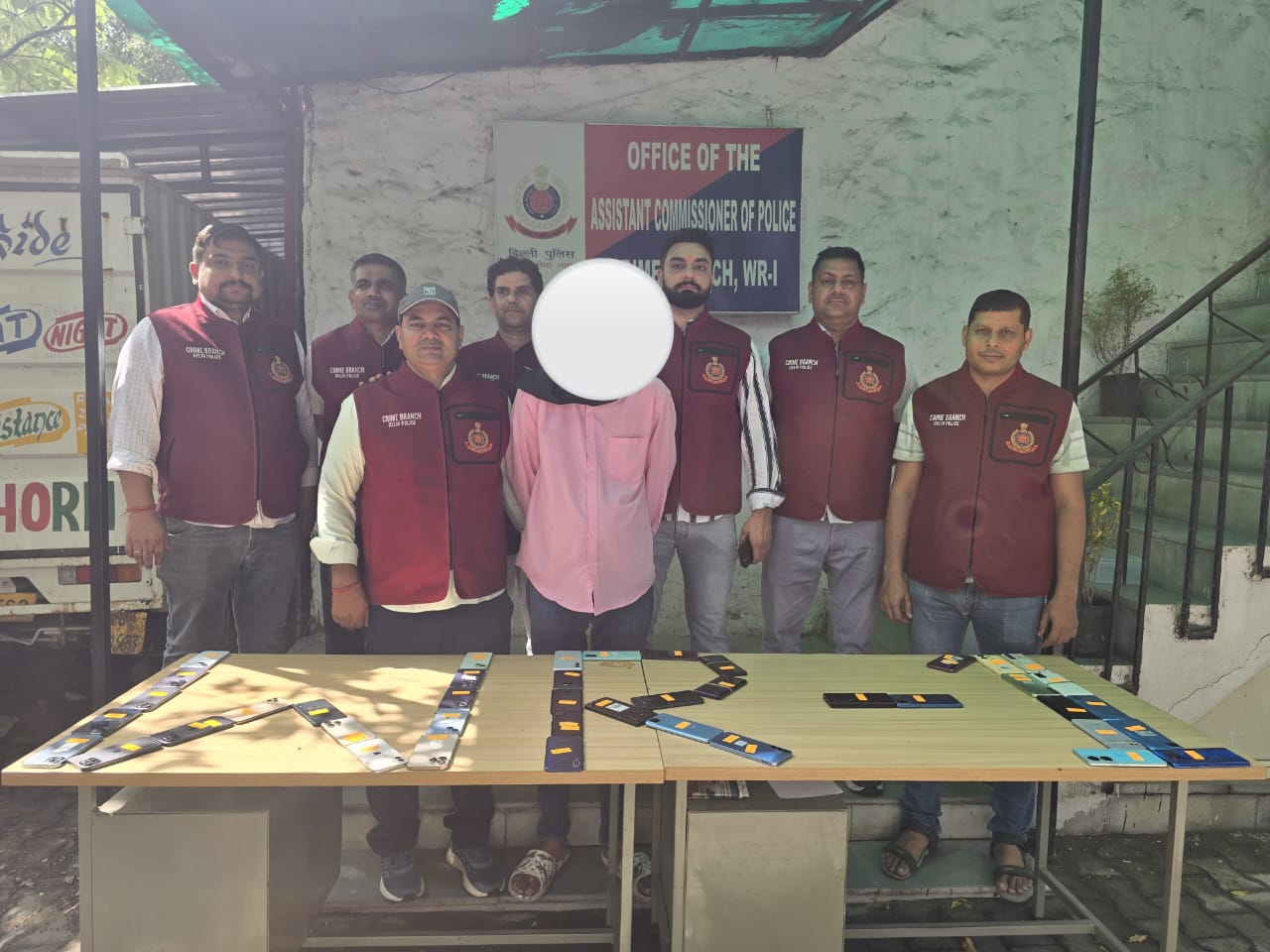 मोबाइल  नेपाल में सप्लाई करने वाले आराेपित की फाेटाे