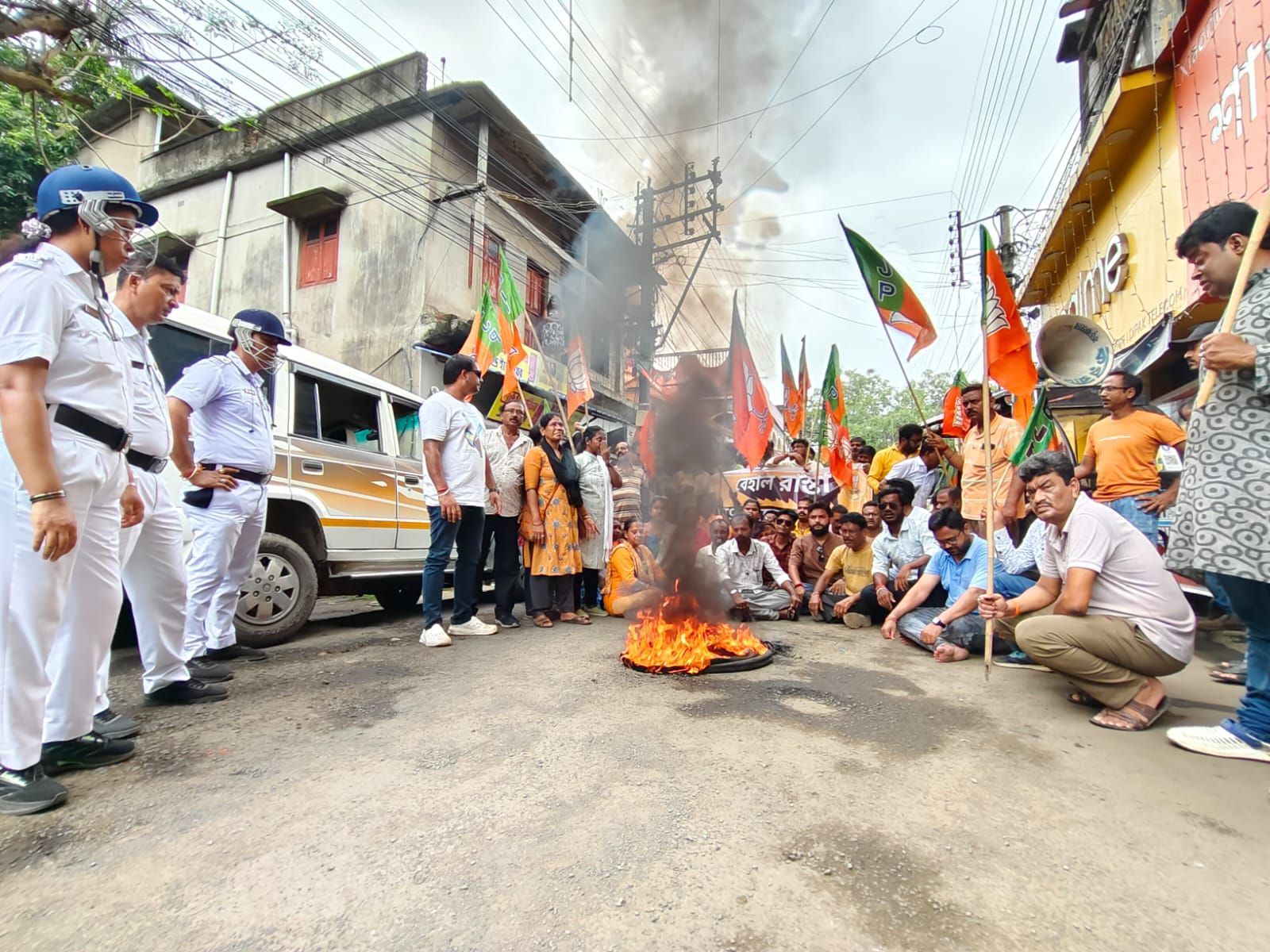 मरम्मत के तीन महीने बाद ही टूटी सड़कें, चुंचुड़ा में भाजपा का जोरदार विरोध प्रदर्शन मरम्मत के तीन महीने बाद ही टूटी सड़कें, चुंचुड़ा में भाजपा का जोरदार विरोध प्रदर्शन