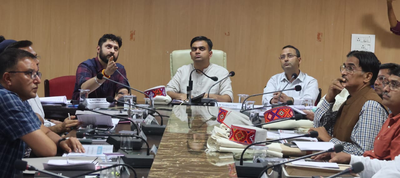 केंद्रीय दल की जिला प्रशासन व विभागीय अधिकारियों के साथ एक बैठक।