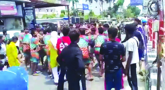 मारपीट करते कांवडि़ए मारपीट करते कांवडि़ए