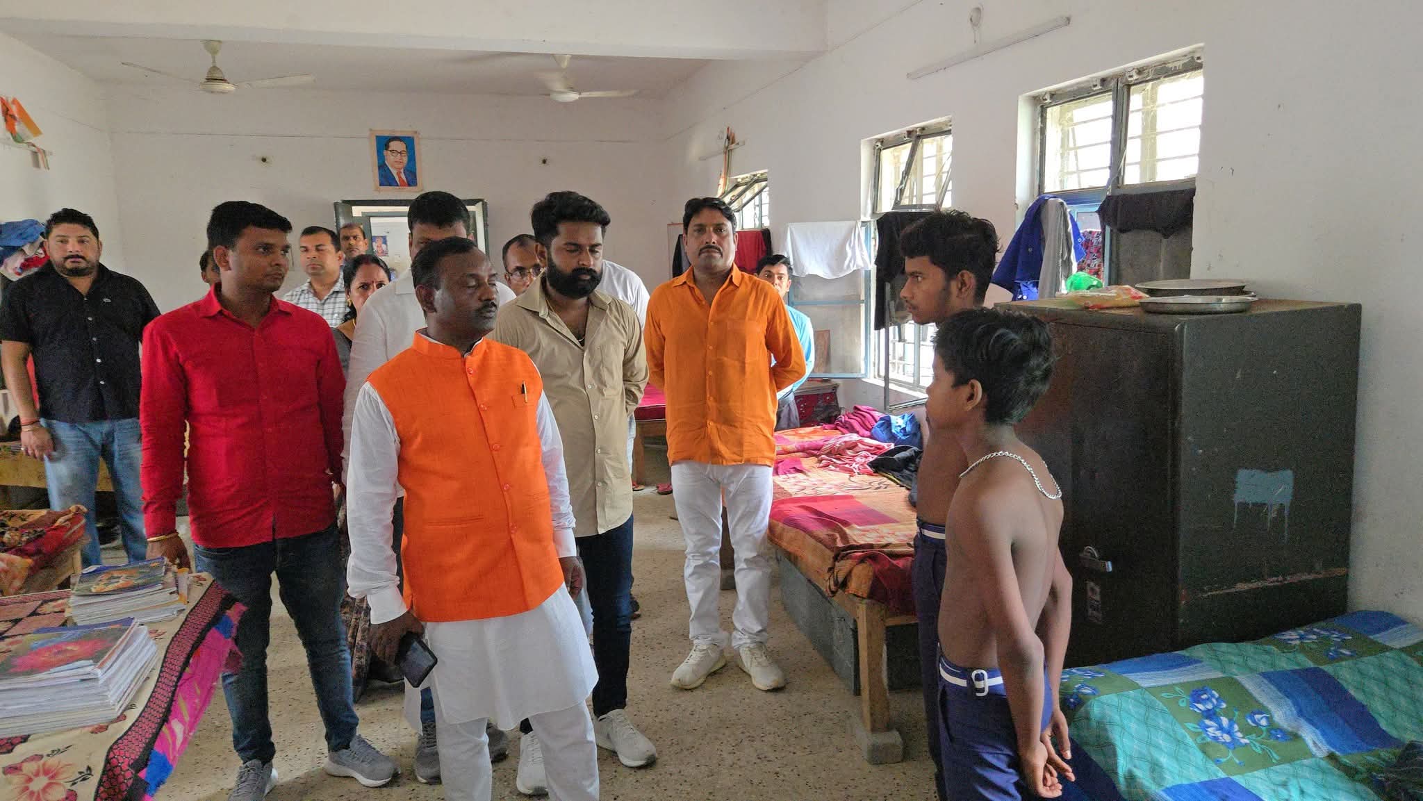 अररिया फोटो:डॉ सुग्रीव दास निरीक्षण करते अररिया फोटो:डॉ सुग्रीव दास निरीक्षण करते