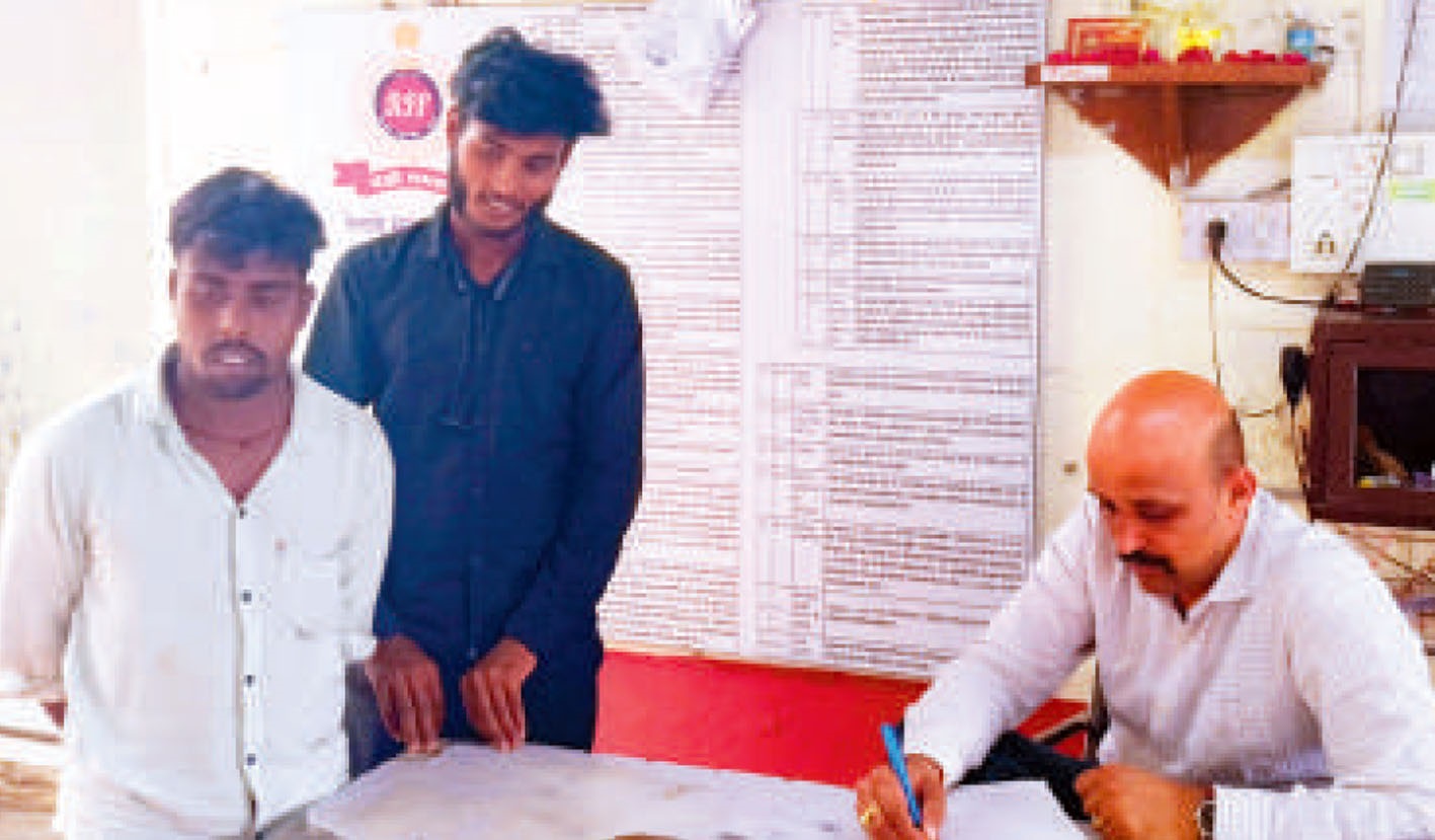 मालगाड़ी के सामने स्टंट करनेवाले जोनपुर के दो युवकों के खिलाफ प्रकरण दर्ज मालगाड़ी के सामने स्टंट करनेवाले जोनपुर के दो युवकों के खिलाफ प्रकरण दर्ज
