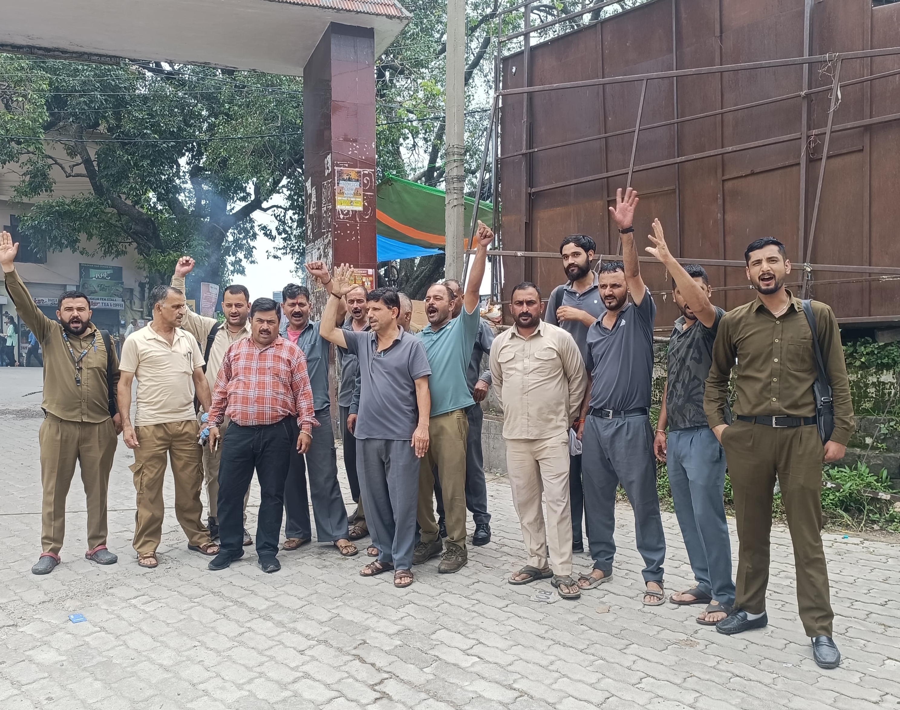 ओवर टाइम की अदायगी को लेकर नाहन में पथ परिवहन निगम नाहन में हुई गेट मीटिंग ओवर टाइम की अदायगी को लेकर नाहन में पथ परिवहन निगम नाहन में हुई गेट मीटिंग