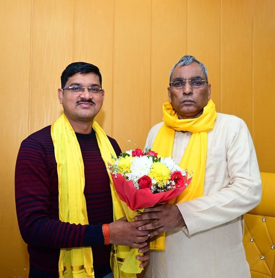 नगर निकाय चुनावों और संगठन विस्तार को लेकर सुभासपा के राष्ट्रीय अध्यक्ष राजभर से मिले प्रदेश प्रभारी यादव