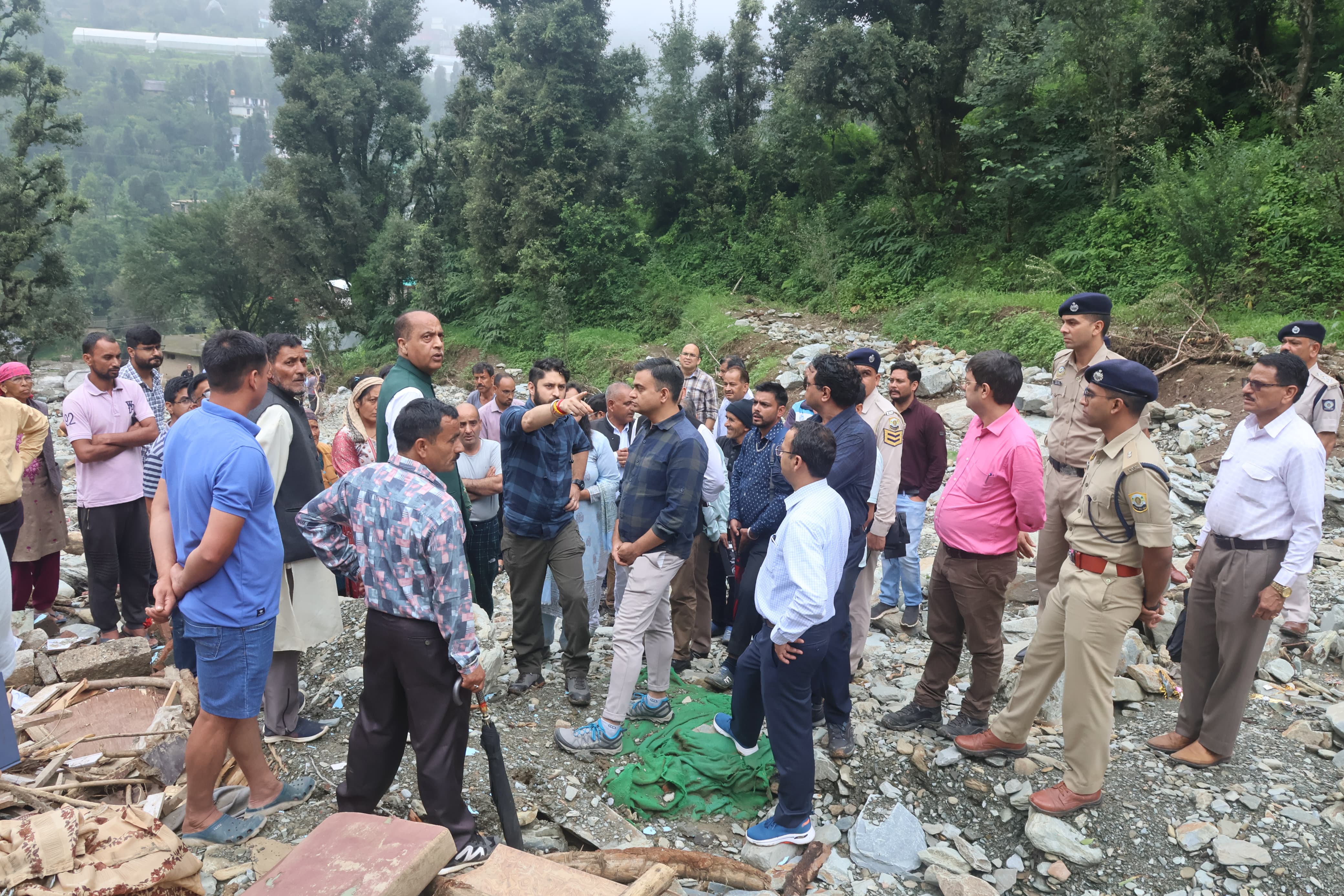 थुनाग में आपदा से हुए नुकसान का जायजा लेते हुए साथ में जयराम ठाकुर। थुनाग में आपदा से हुए नुकसान का जायजा लेते हुए साथ में जयराम ठाकुर।