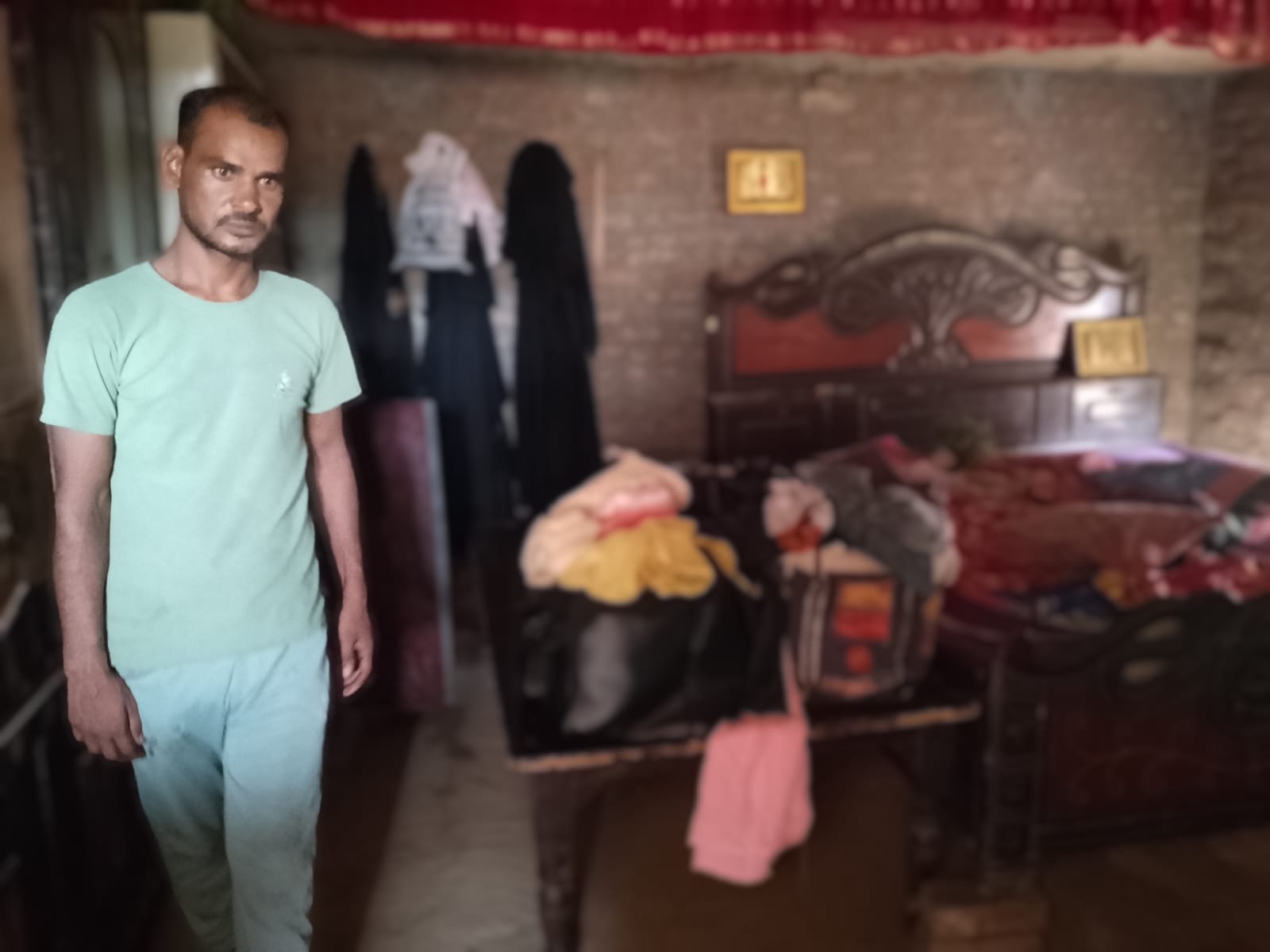 चोरी के बाद घर में बिखरा पड़ा सामान चोरी के बाद घर में बिखरा पड़ा सामान