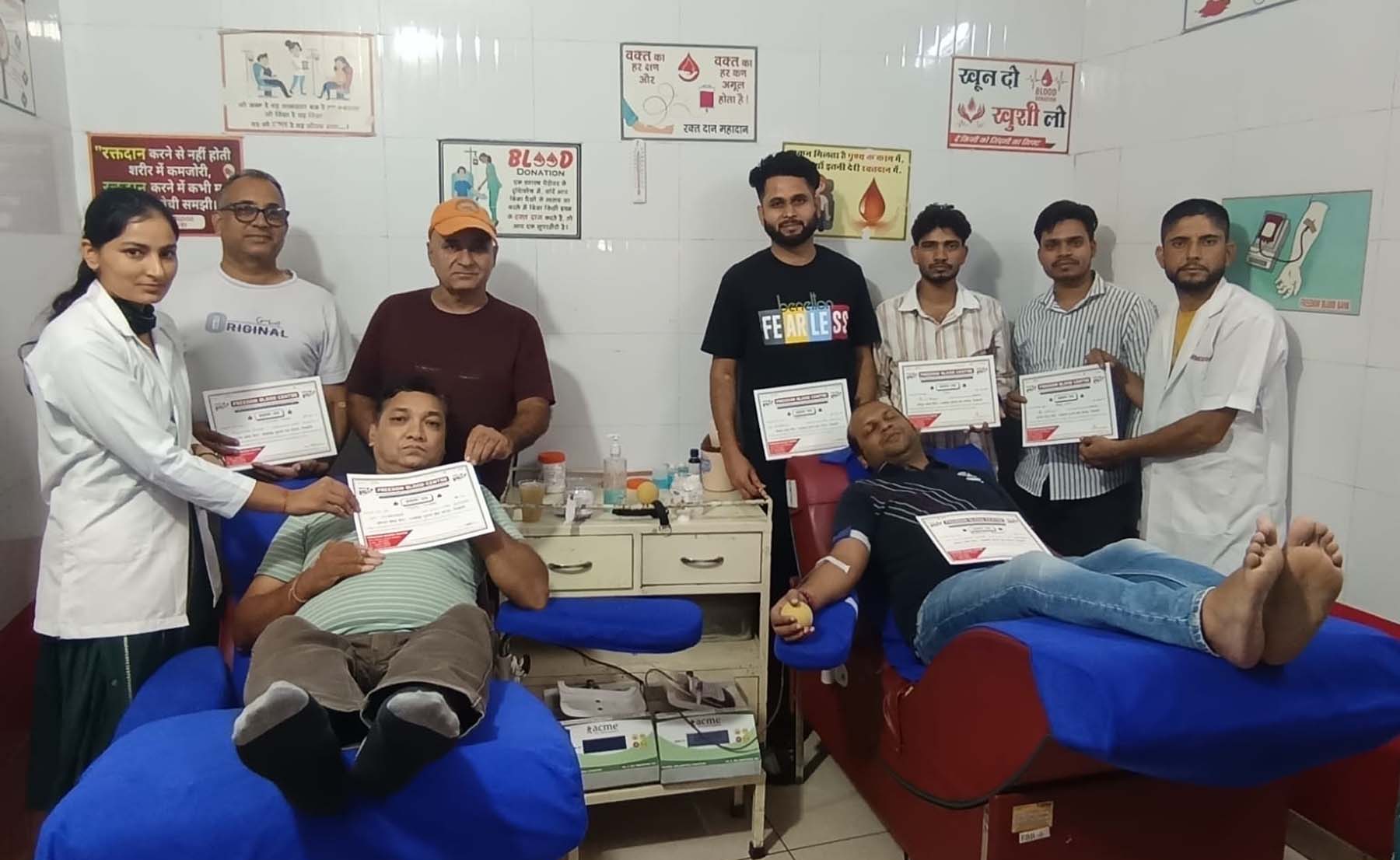 इमरजेंसी में मरीजों के लिए रक्तदान करने वालों को सम्मानित करते रक्तदान में शतकवीर समाजसेवी राजेश डुडेजा व अन्य। इमरजेंसी में मरीजों के लिए रक्तदान करने वालों को सम्मानित करते रक्तदान में शतकवीर समाजसेवी राजेश डुडेजा व अन्य।