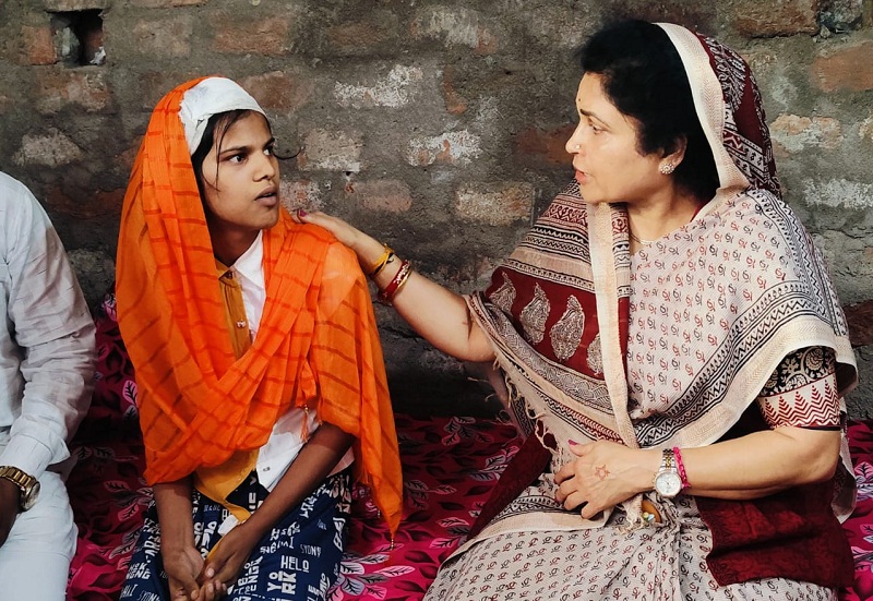 घायल छात्रा से मिलीं मंत्री कृष्णा गौर घायल छात्रा से मिलीं मंत्री कृष्णा गौर