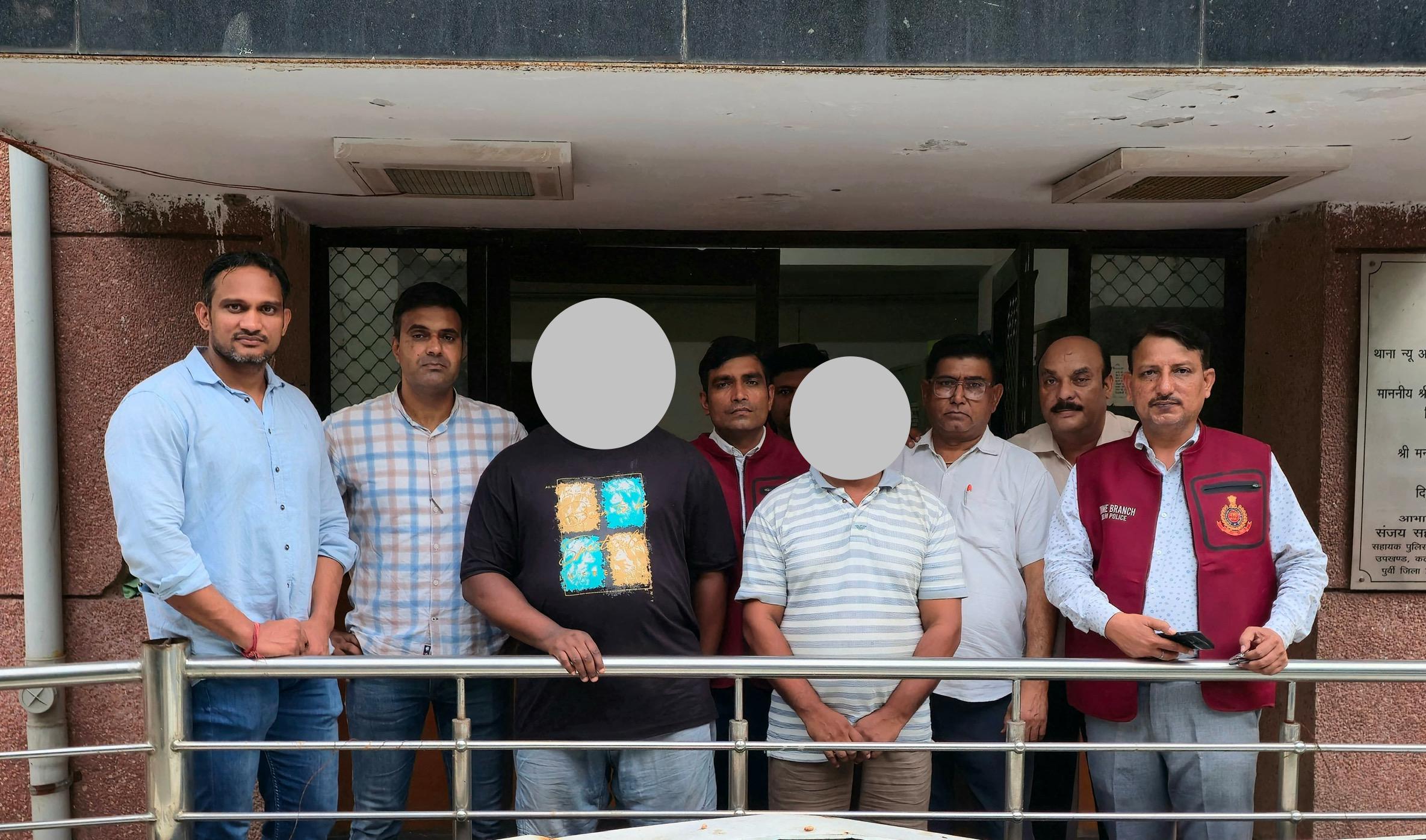फर्जी लॉटरी और गिफ्ट का झांसा देकर ठगने वाले आरोपितों की फोटो