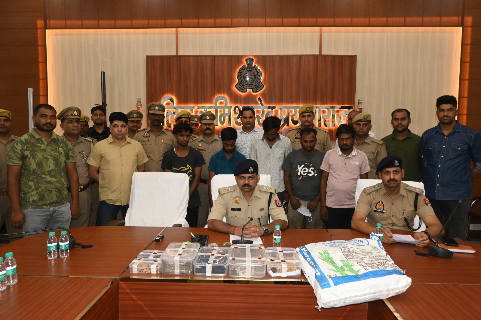 महिला को बंधक बनाकर लूट मामलें में गिरफ्तार लुटेरों एवं पुलिस कर्मचारियों का छाया चित्र