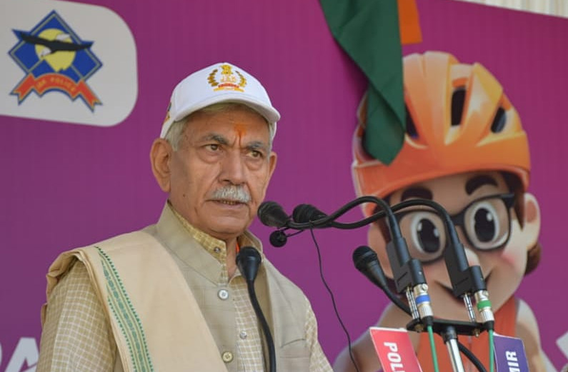 उपराज्यपाल मनोज सिन्हा ने जम्मू-कश्मीर से आतंकवाद को जड़ से उखाड़ फेंकने की प्रतिबद्धता दोहराई उपराज्यपाल मनोज सिन्हा ने जम्मू-कश्मीर से आतंकवाद को जड़ से उखाड़ फेंकने की प्रतिबद्धता दोहराई