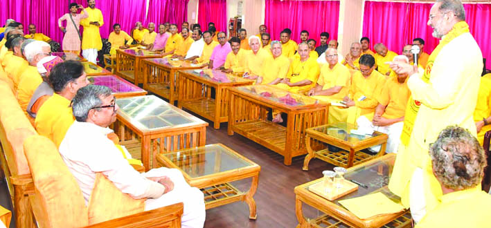 बैठक को सम्बोधित करते हुए बैठक को सम्बोधित करते हुए