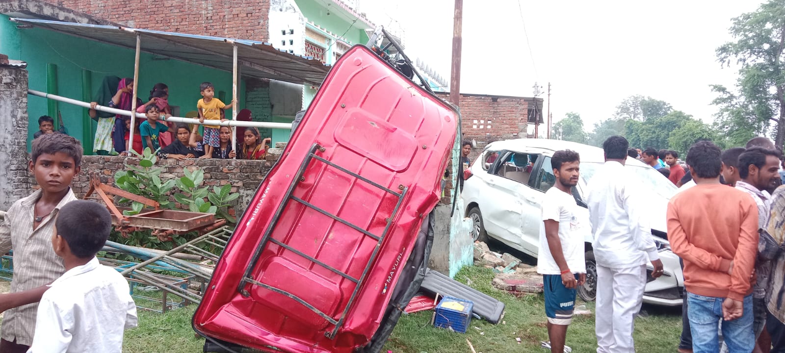 दुर्घटनाग्रस्त ई रिक्शा दुर्घटनाग्रस्त ई रिक्शा