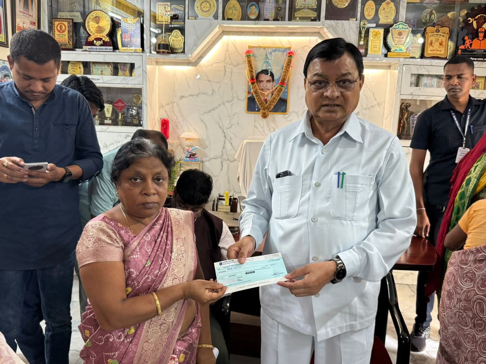 कोरबा विधानसभा में शोक संतृप्त परिवारों को विधायक लखनलाल देवांगन के द्वारा सहायता राशि का किया वितरण