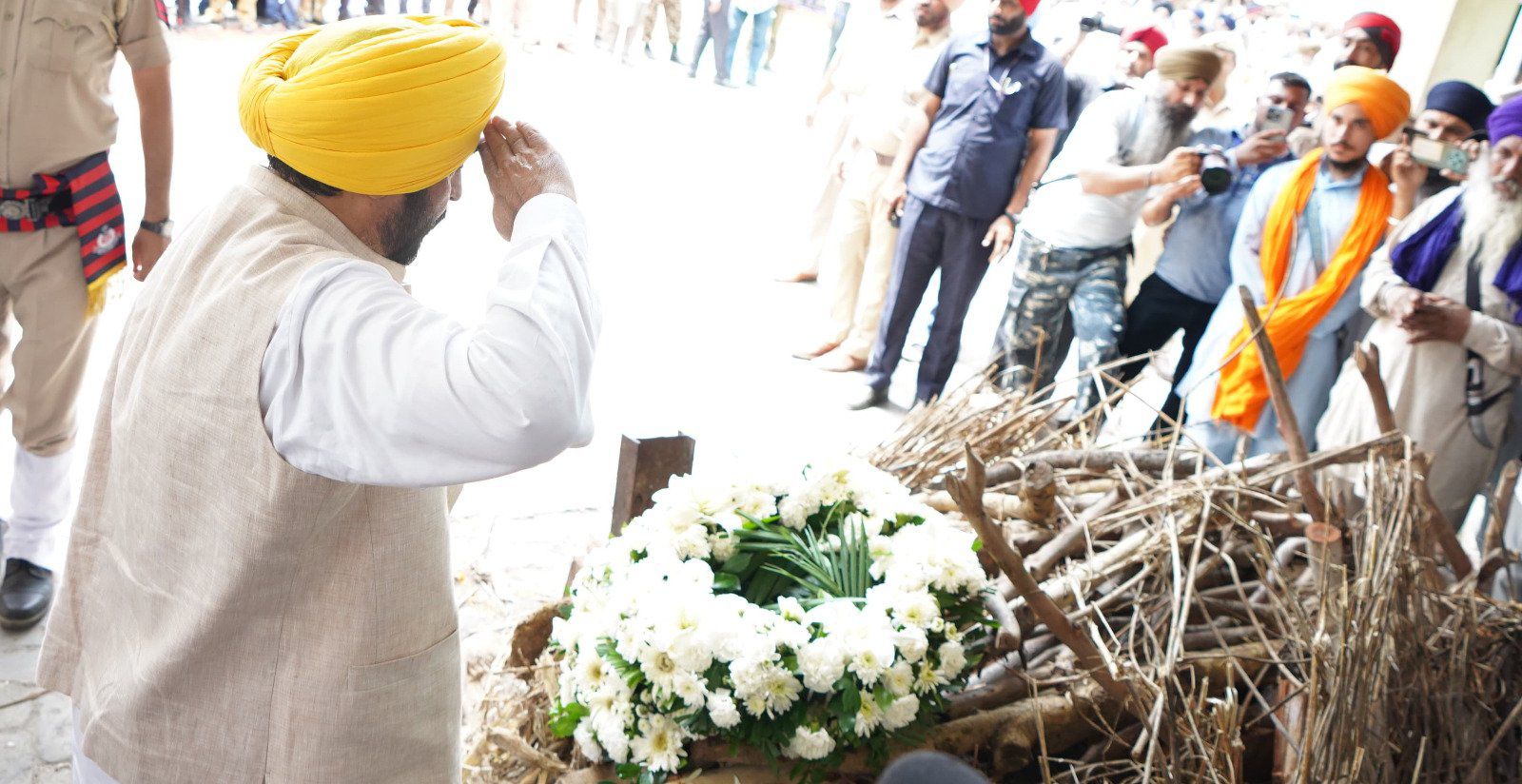पंजाब के मुख्यमंत्री भगवंत मान फाैजा सिंह काे श्रद्धांजलि भेंट करते हुए पंजाब के मुख्यमंत्री भगवंत मान फाैजा सिंह काे श्रद्धांजलि भेंट करते हुए