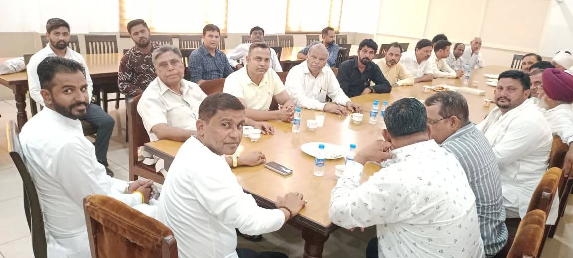 केंद्रीय मंत्री मनोहर लाल के मीडिया सलाहकार प्रतिनिधियों की बैठक लेते हुए केंद्रीय मंत्री मनोहर लाल के मीडिया सलाहकार प्रतिनिधियों की बैठक लेते हुए