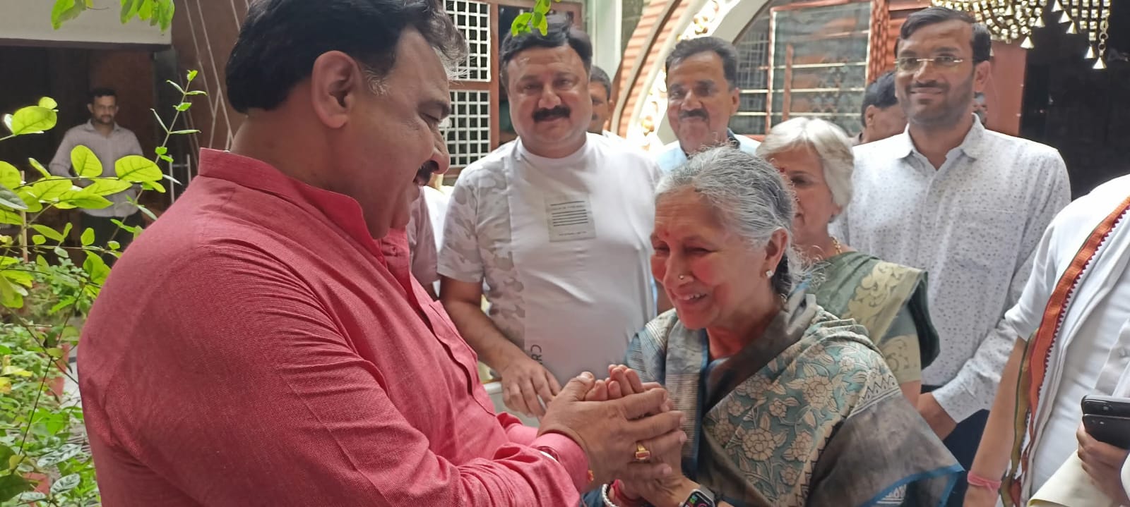 डिप्टी स्पीकर से मिलते हुए विधायक सावित्री। डिप्टी स्पीकर से मिलते हुए विधायक सावित्री।