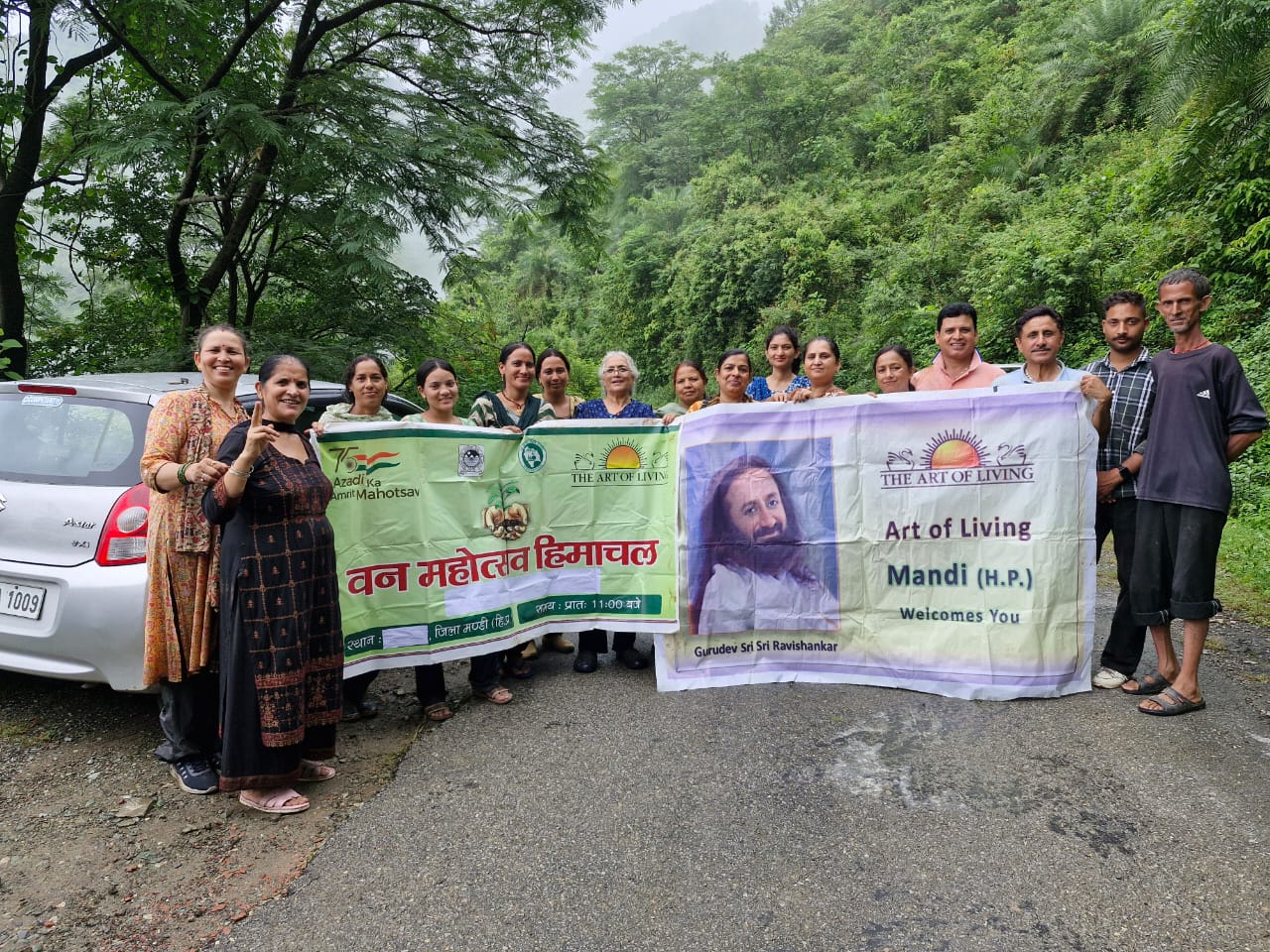 आर्ट आफ लिविंग के स्वयंसेवी छिपणू में पौधरोपण के दाैरान