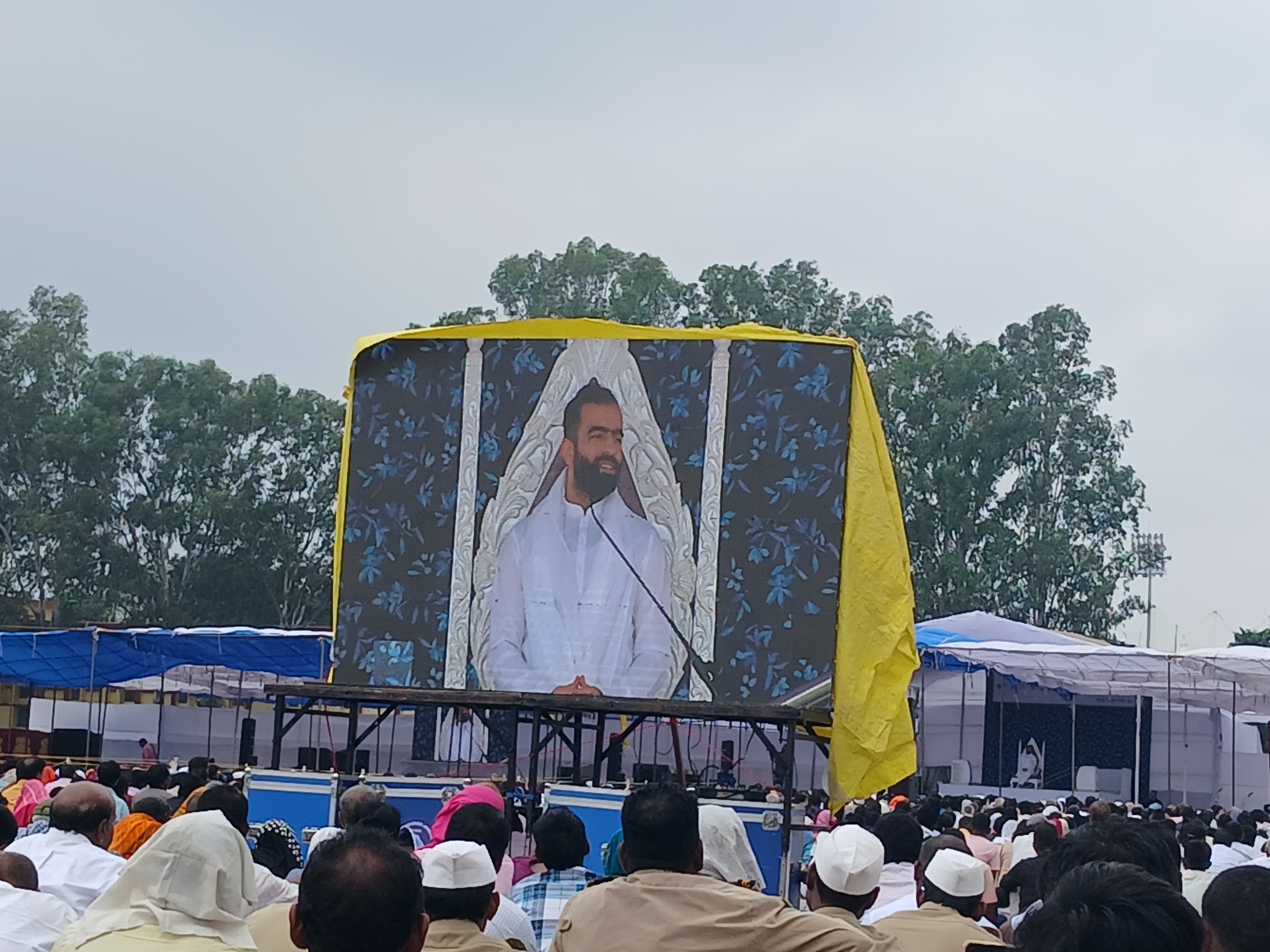 समागम को सम्बोधित करते गुरूजी राज जी महराज समागम को सम्बोधित करते गुरूजी राज जी महराज