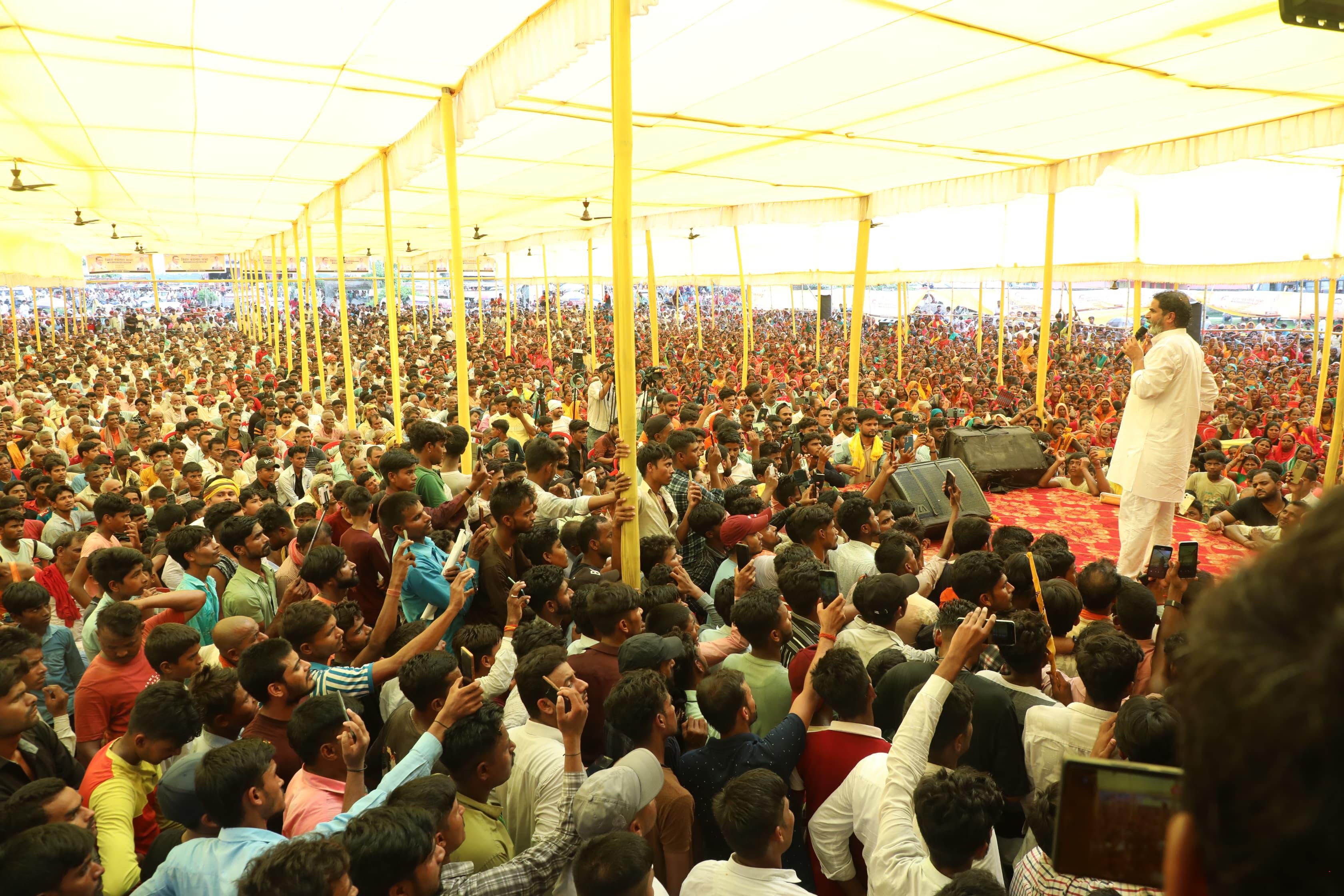 बिहार बदलाव यात्रा' के तहत पश्चिम चंपारण पहुंचे प्रशांत किशोर, योगापट्टी में जनसभा को किया संबोधित बिहार बदलाव यात्रा' के तहत पश्चिम चंपारण पहुंचे प्रशांत किशोर, योगापट्टी में जनसभा को किया संबोधित