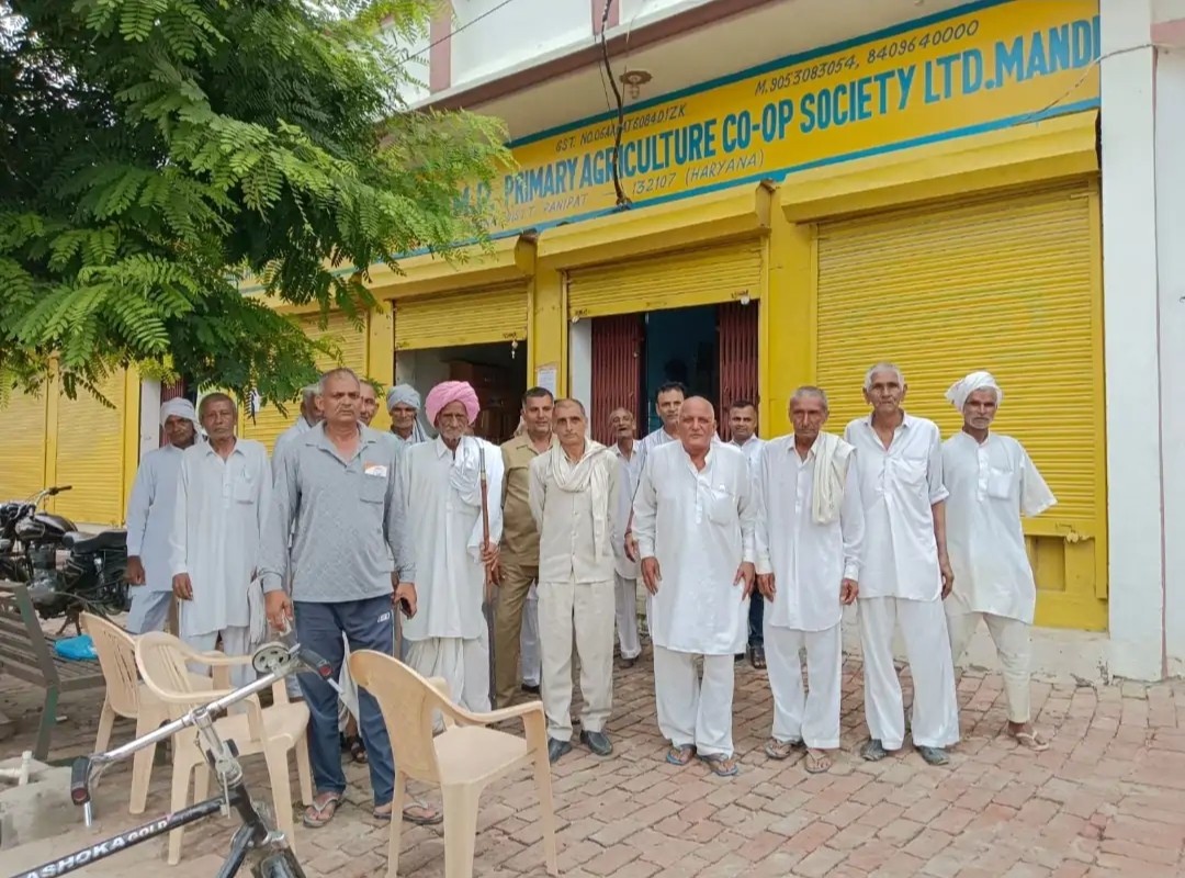 कोऑपरेटिव सोसाइटी के सामने चार गांवों के किसानों सरकार के खिलाफ रोष जताते हुए।