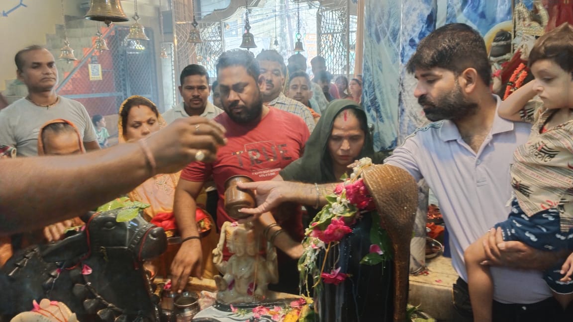 किसरौल स्थित प्राचीन सिद्धपीठ 84 घंटा मंदिर में जलाभिषेक करते श्रद्धालु। किसरौल स्थित प्राचीन सिद्धपीठ 84 घंटा मंदिर में जलाभिषेक करते श्रद्धालु।