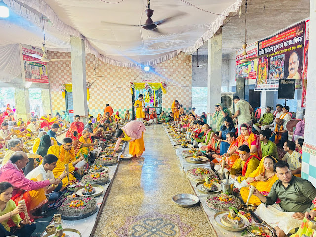 पार्थिव शिव लिंग पर रुद्राभिषेक करते श्रद्धालु