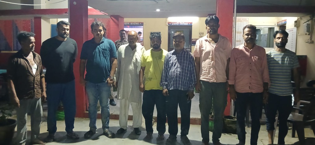 जुएं के फड़ में पुलिस ने की छापेमारी, 1.60 लाख रुपये बरामद जुएं के फड़ में पुलिस ने की छापेमारी, 1.60 लाख रुपये बरामद