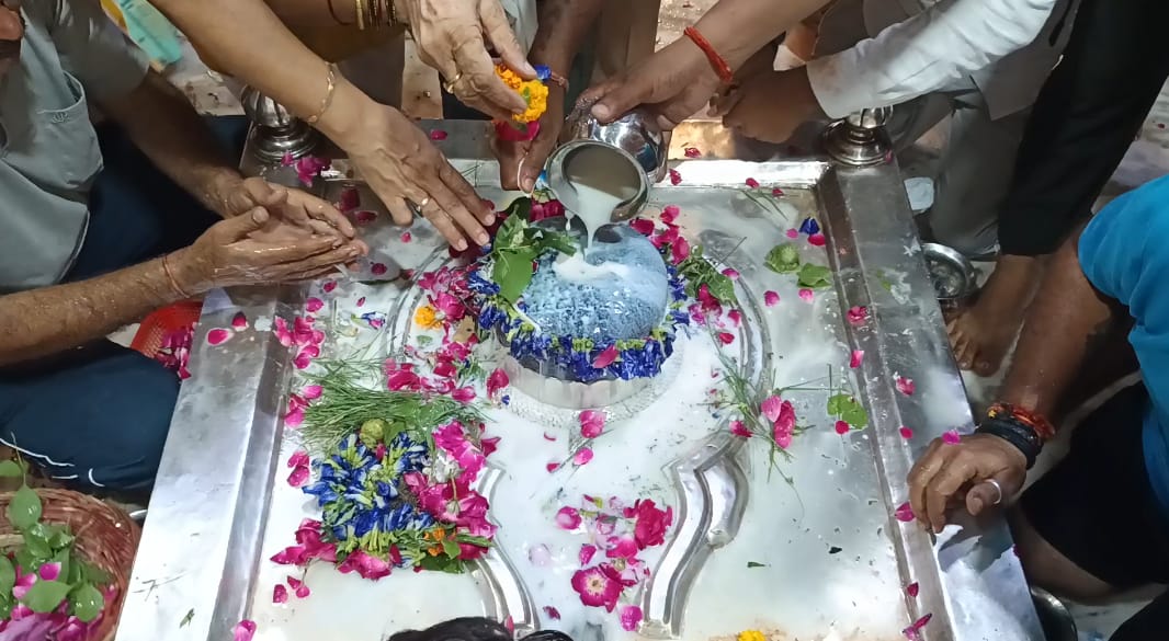 मंदिर में पूजा अर्चना करते श्रद्धालु