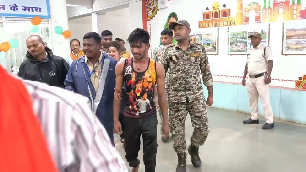 कलेक्ट्रेट परिसर में आत्मदाह का प्रयास करते करण सोनवानी को उपचार के लिए ले जाते हुए पुलिस कर्मी। कलेक्ट्रेट परिसर में आत्मदाह का प्रयास करते करण सोनवानी को उपचार के लिए ले जाते हुए पुलिस कर्मी।