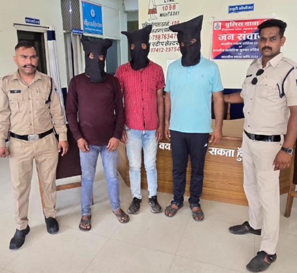 रतलाम: पुलिस ने किया नकली नोट चलाने वाली गेंग का पर्दाफाश, दो भाईयों हिरासत में रतलाम: पुलिस ने किया नकली नोट चलाने वाली गेंग का पर्दाफाश, दो भाईयों हिरासत में